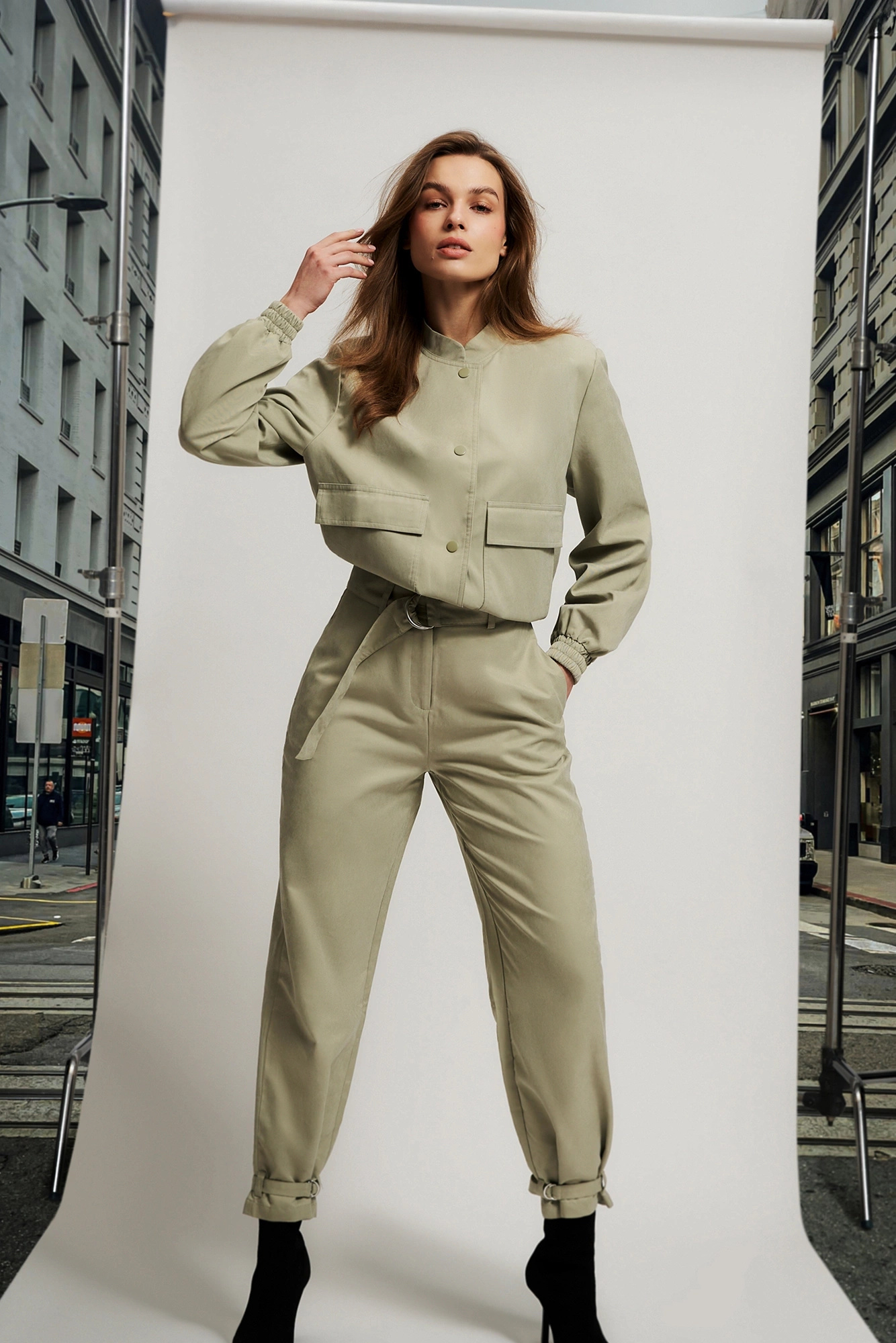 Gładkie spodnie oliwkowe