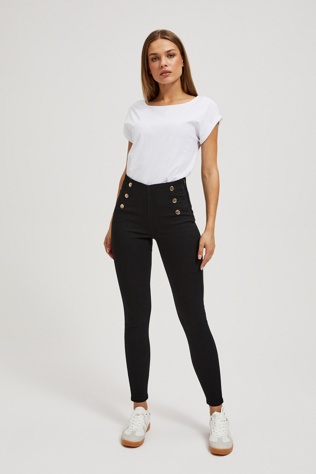 Jeansy z ozdobnymi guzikami