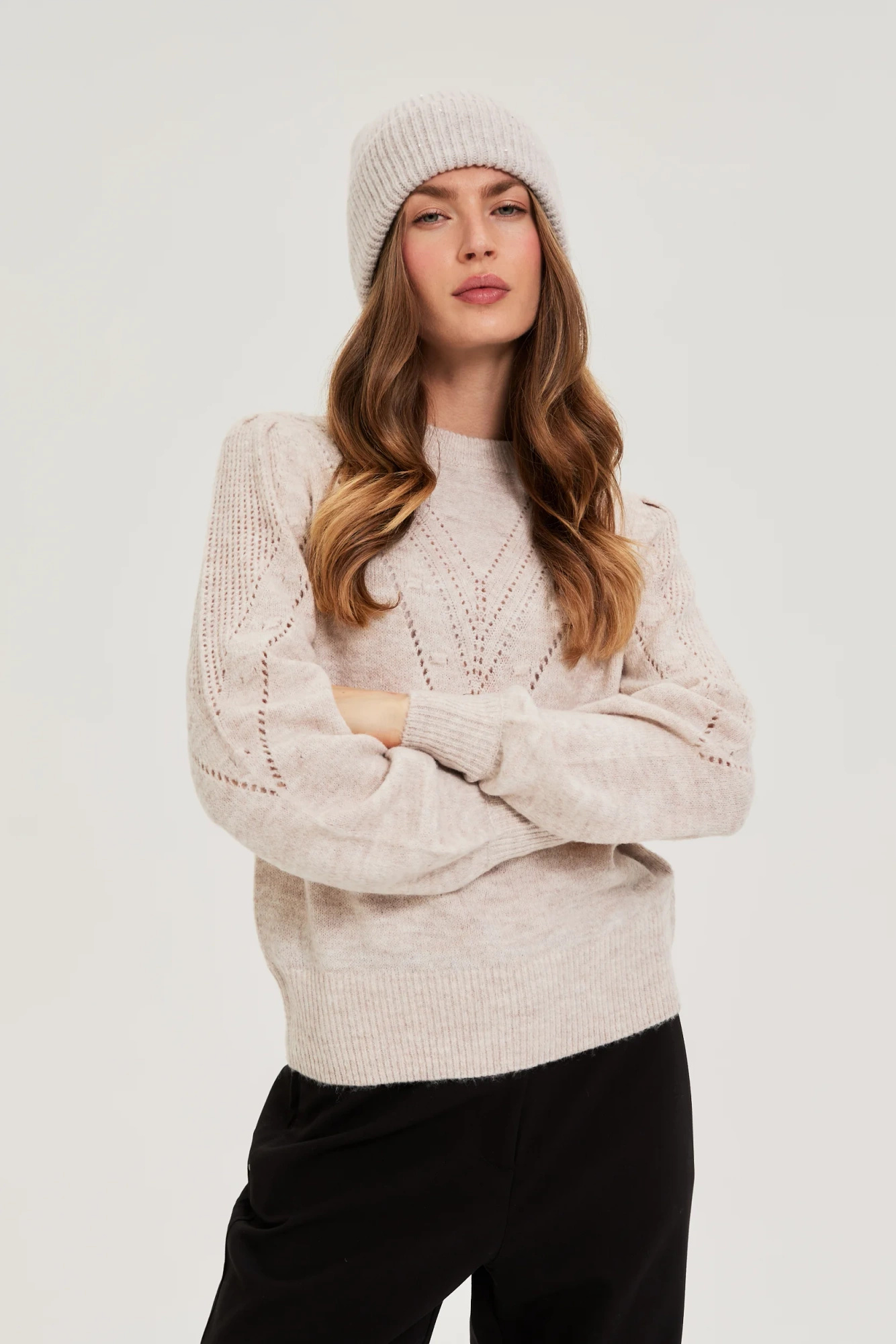 Czapka z cekinami beżowa