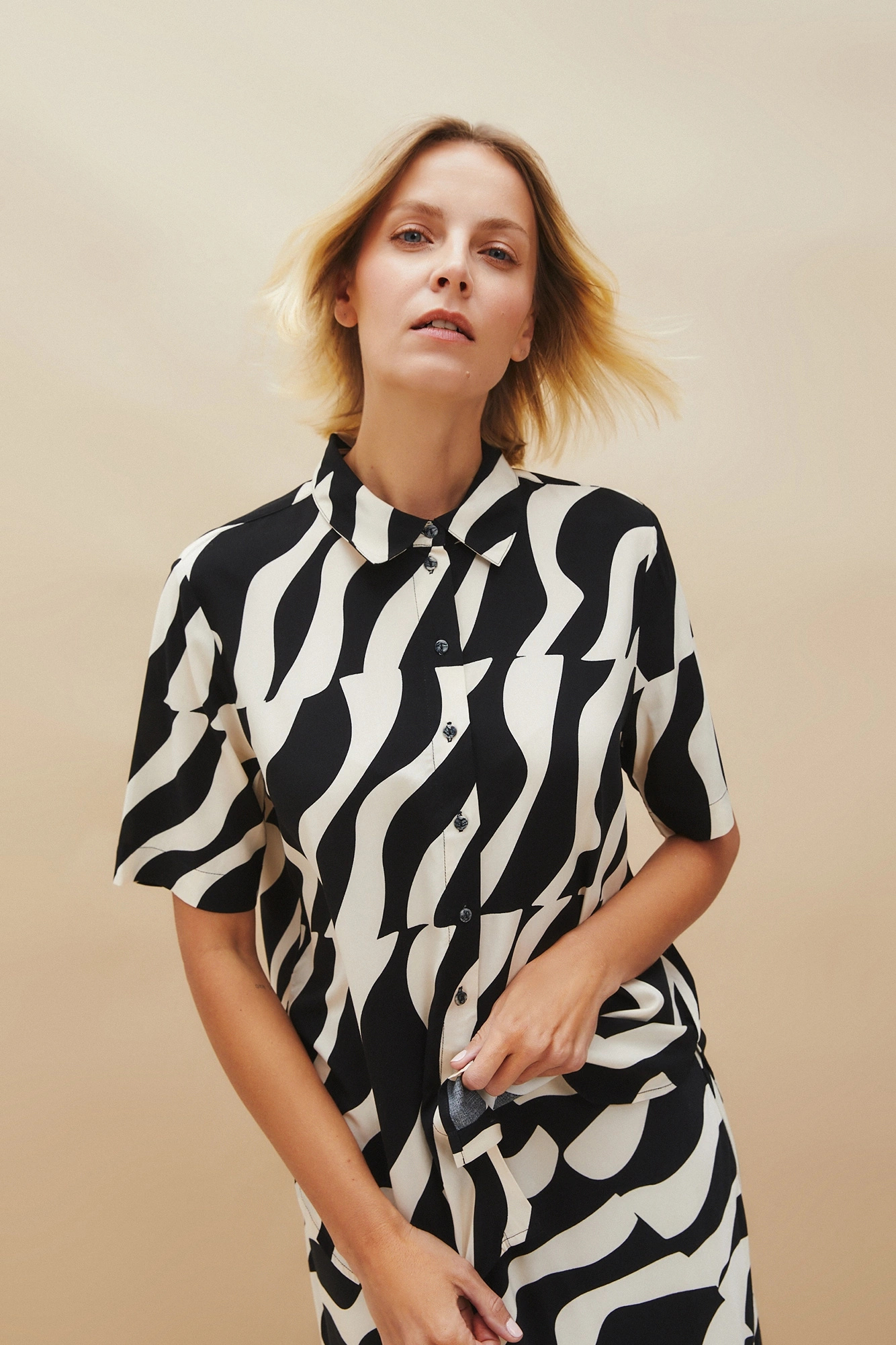 Wiskozowa koszula z krótkimi rękawami czarna