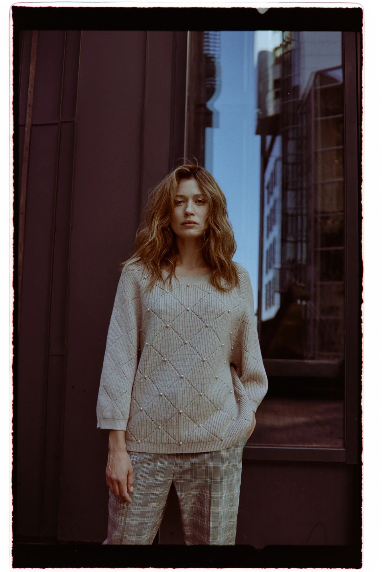 Sweter z ozdobiony koralikami beżowy