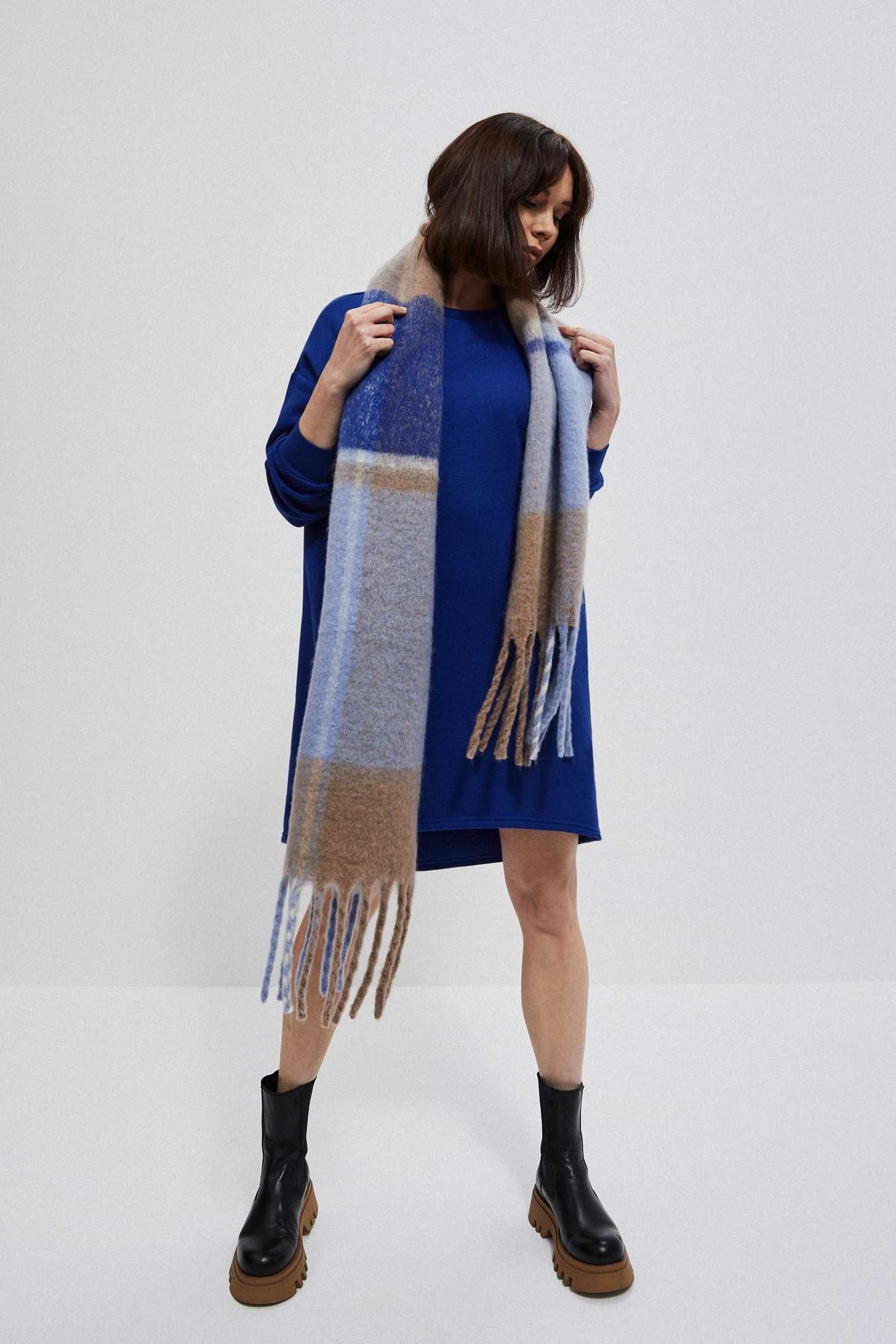 Szal w kratkę z frędzlami niebieski