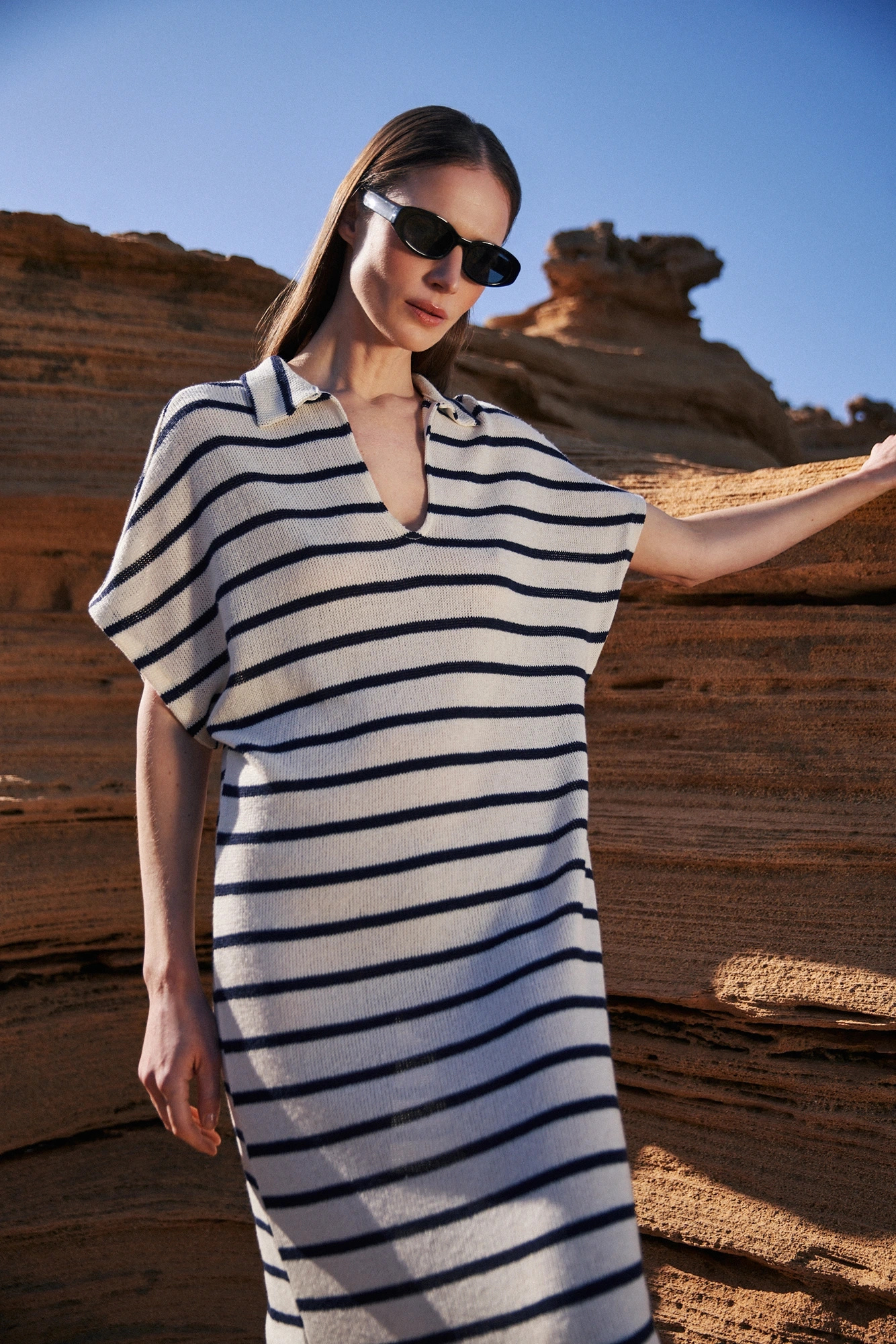 Sukienka z dekoltem w serek w paski beżowa