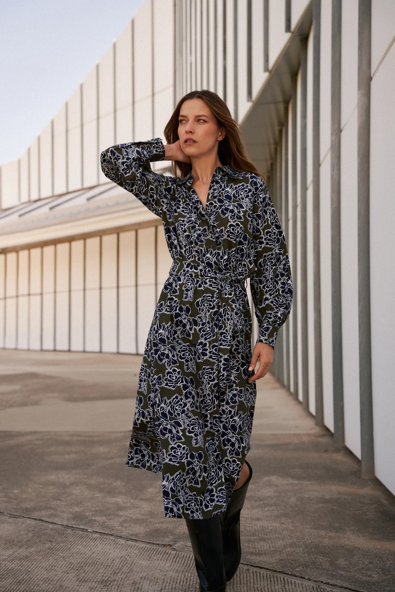 Szmizjerka z wzorem kwiatów oliwkowa