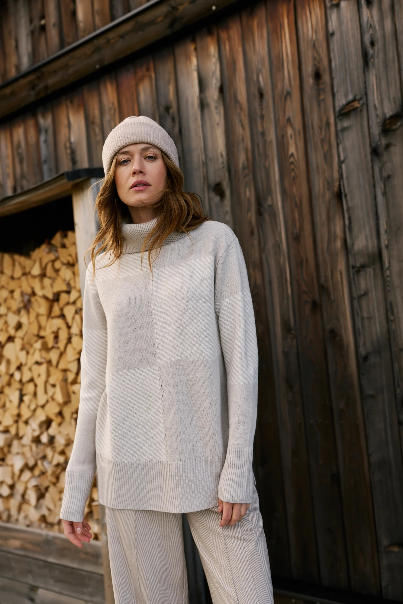 Sweter z golfem beżowy