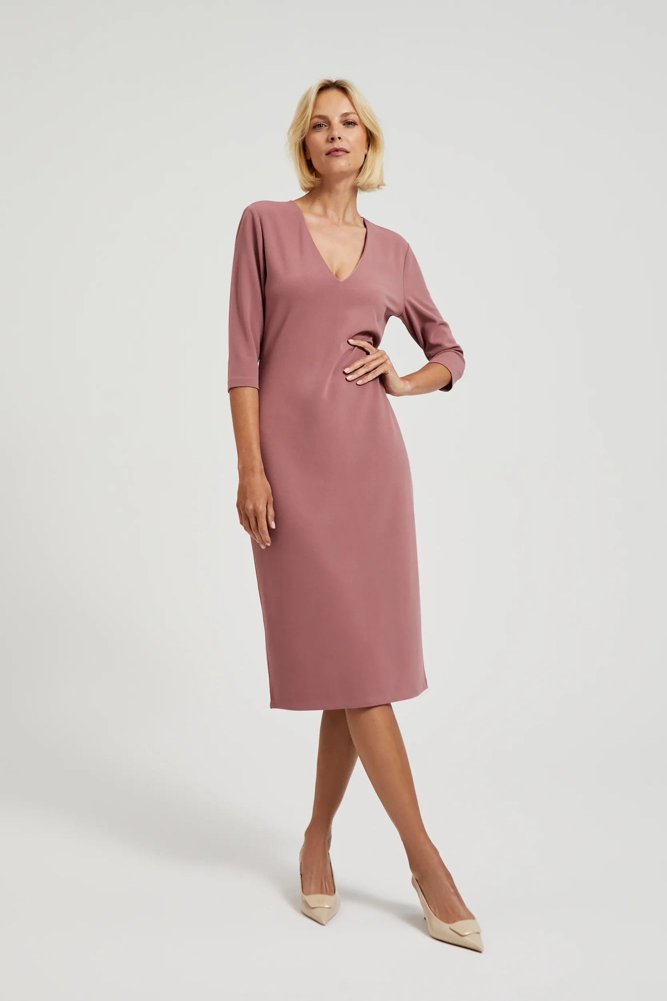 Gładka sukienka z dekoltem w serek pudroworóżowa