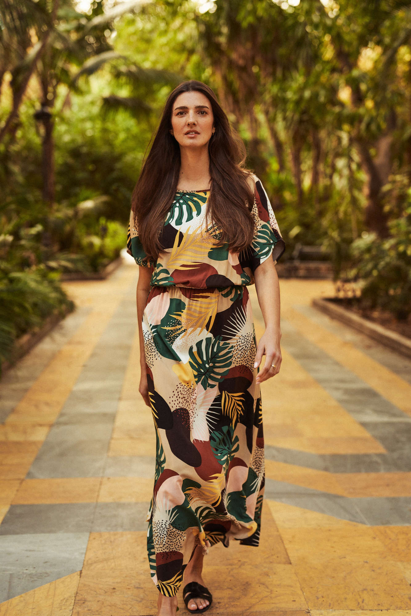 Wzorzysta sukienka maxi ciemnobeżowa