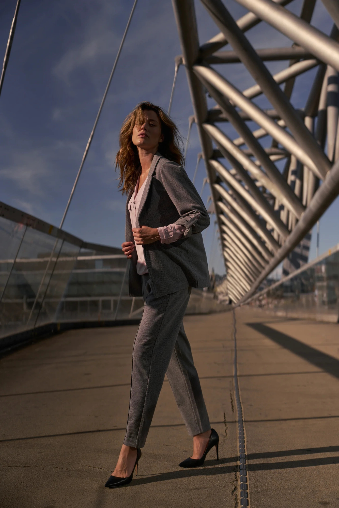 Marynarka z podwijanymi rękawami szara