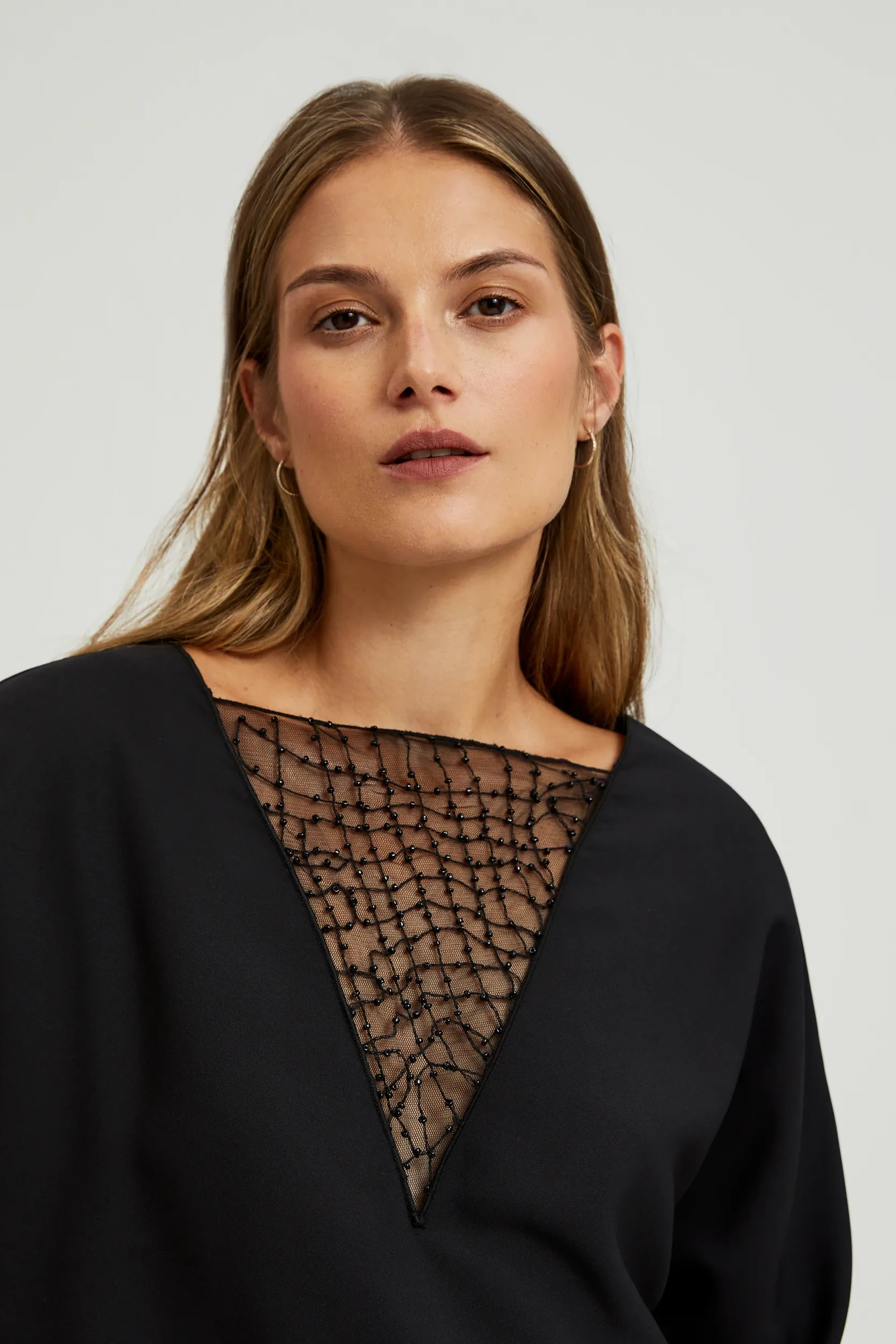 Koszula z ręcznie doszytymi koralikami na dekolcie czarna