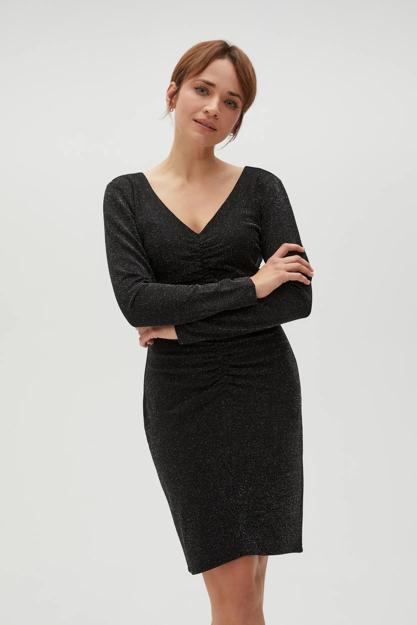 Dopasowana sukienka ozdobiona metaliczną nitką czarna