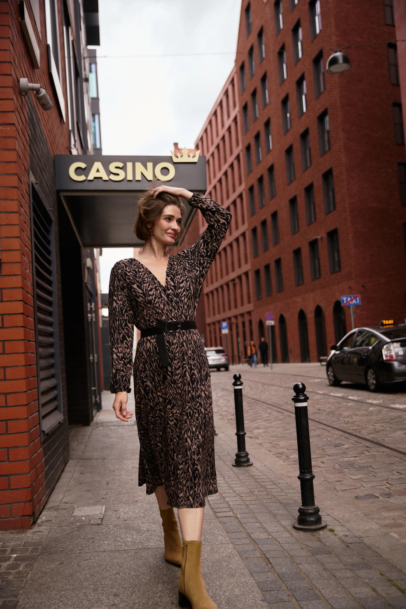 Sukienka midi brązowa