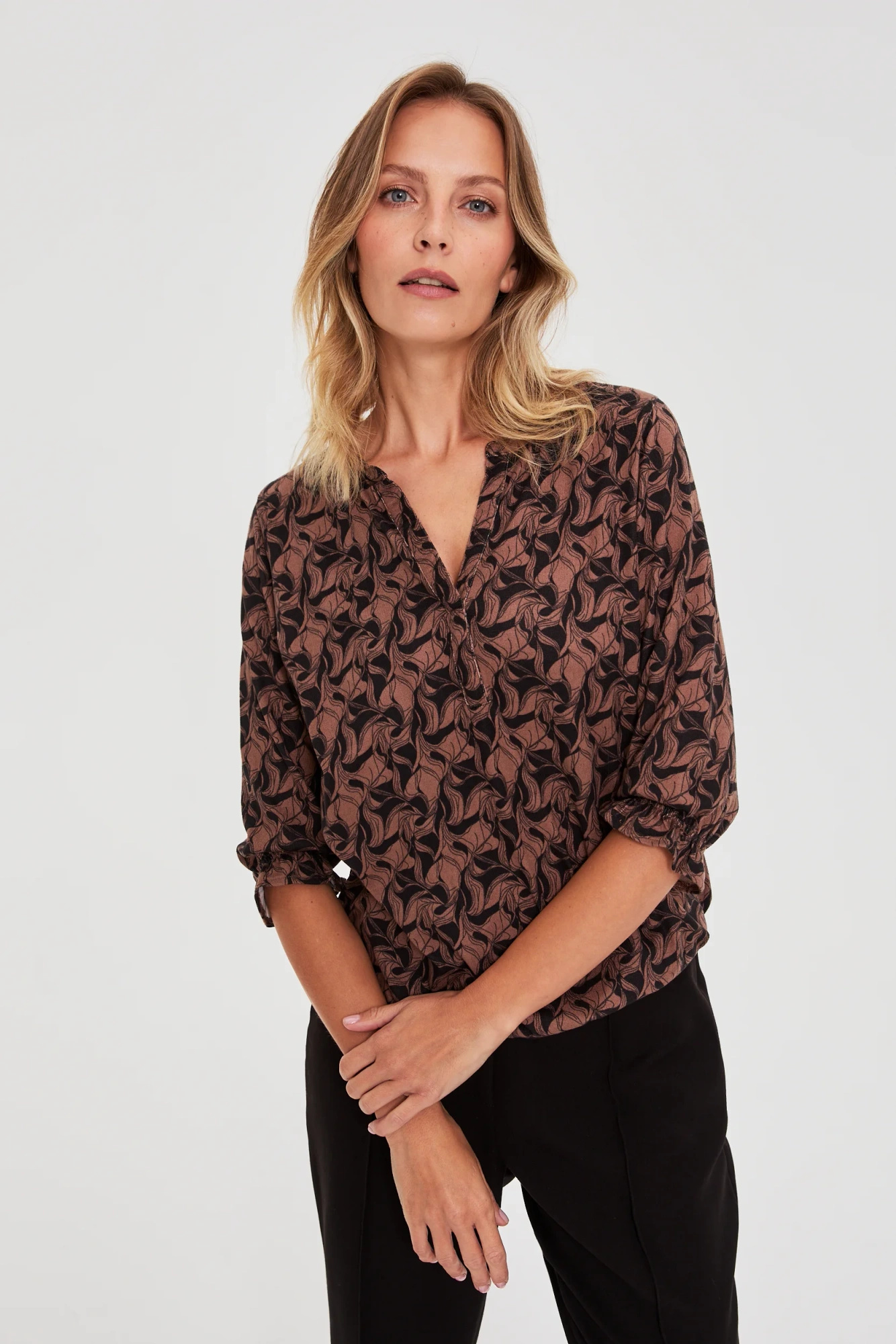 Sweter z krótkimi rękawami brązowy