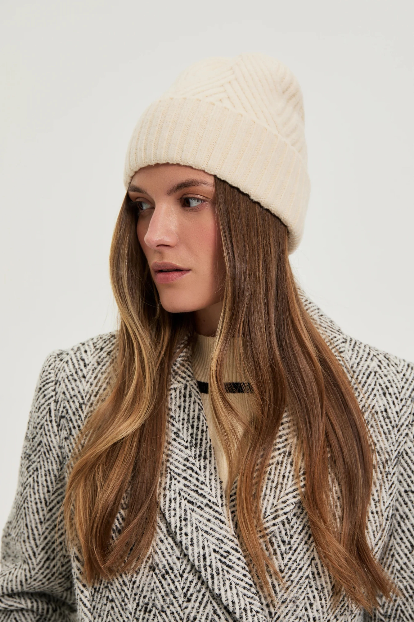 Czapka z wełną jasnobeżowa