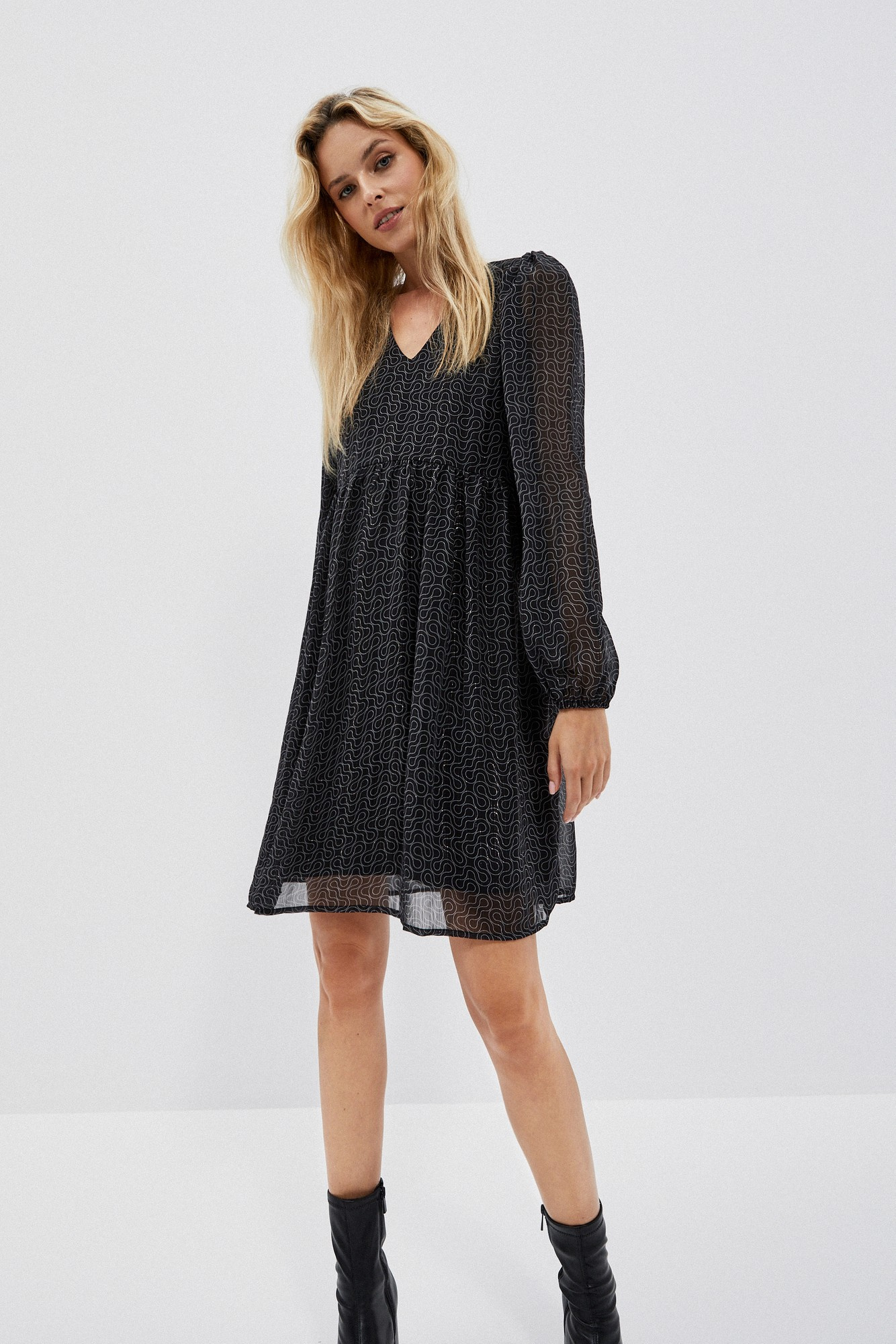 Rozkloszowana sukienka z printem czarna