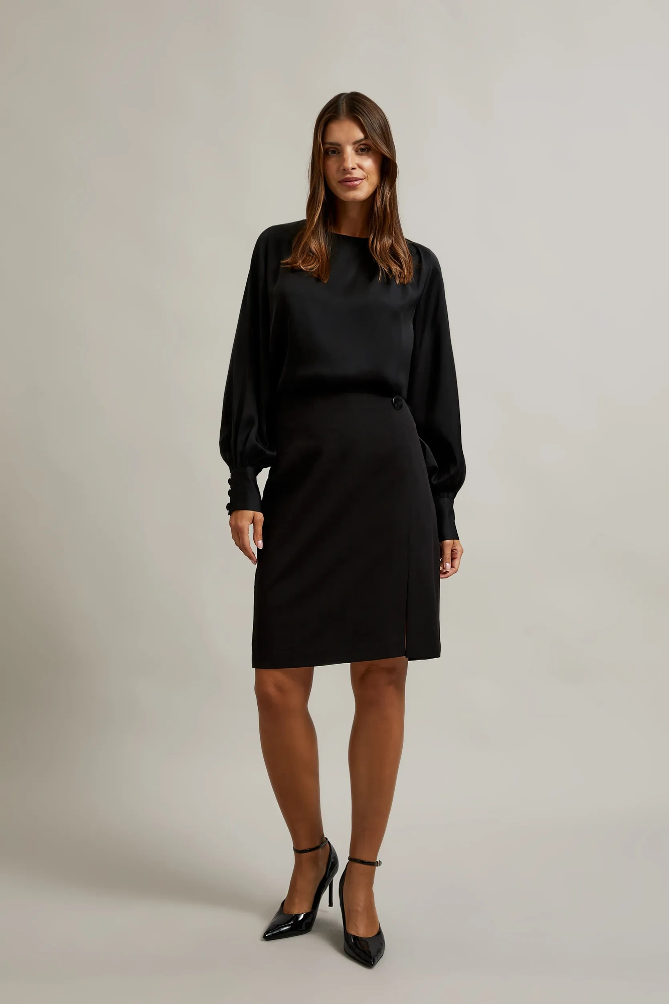 Ołówkowa spódnica z ozdobnym guzikiem czarna