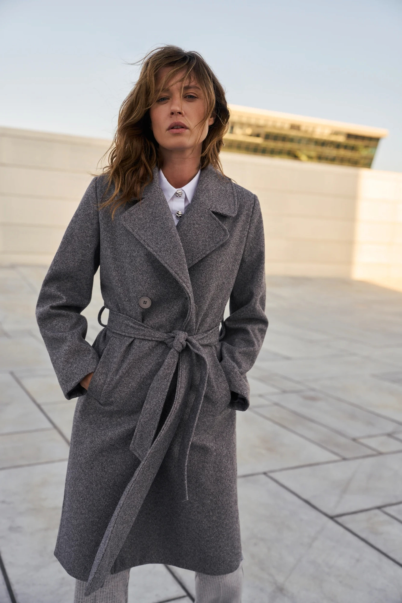 Płaszcz z paskiem szary