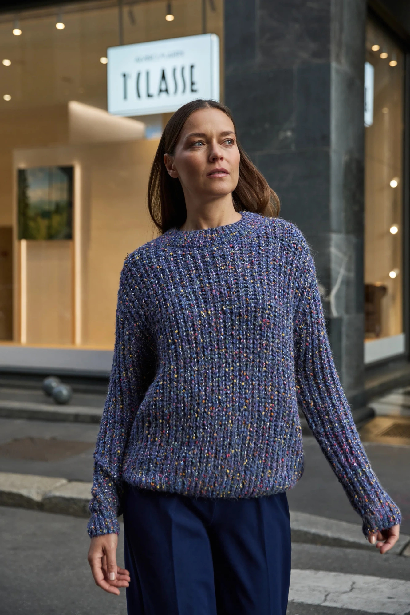 Sweter ozdobiony kolorową nitką granatowy