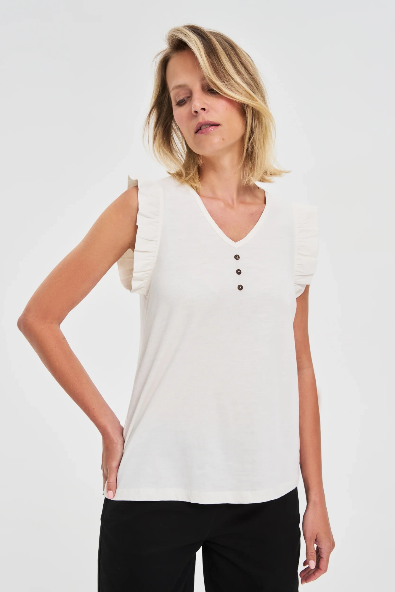 Bluzka z falbaną na ramionach biała