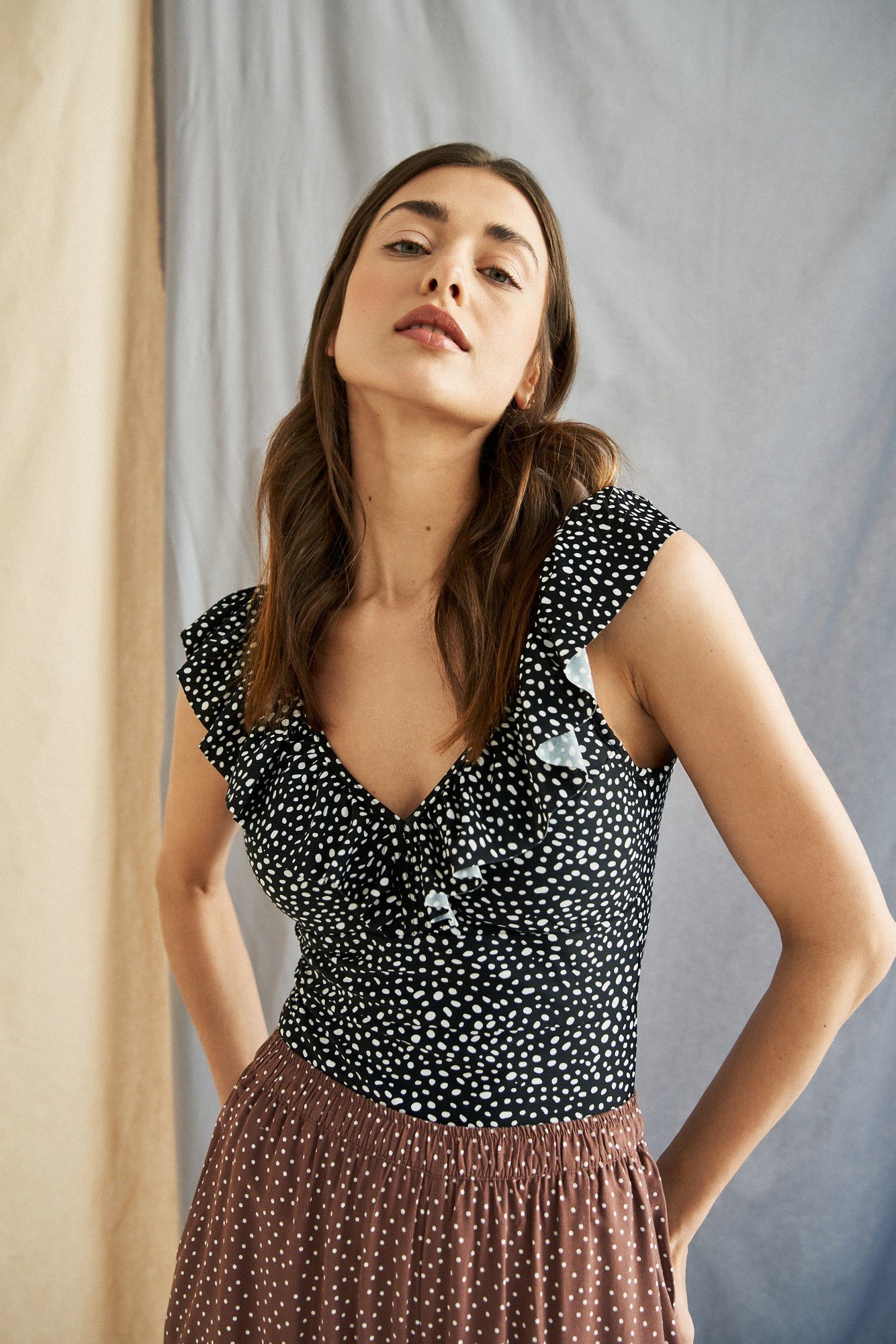 Jednoczęściowy strój kąpielowy z ozdobnym dekoltem czarny