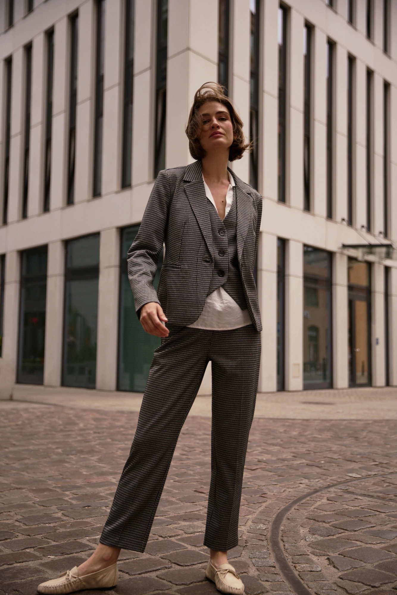 Spodnie w pepitkę szare