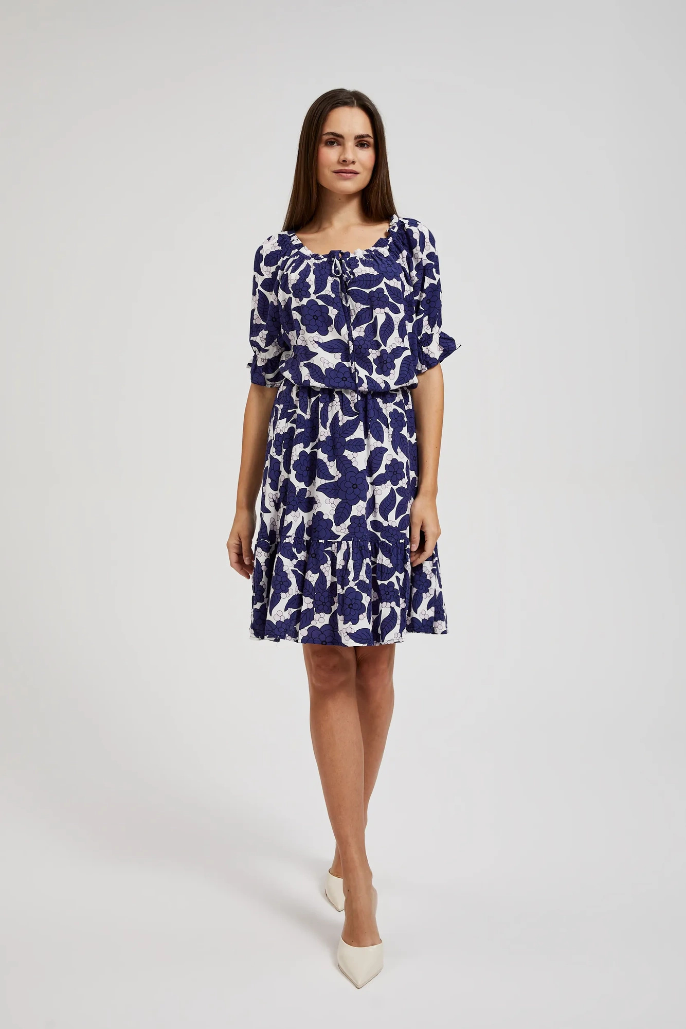 Sukienka w kwiaty z bufiastymi rękawami fioletowa