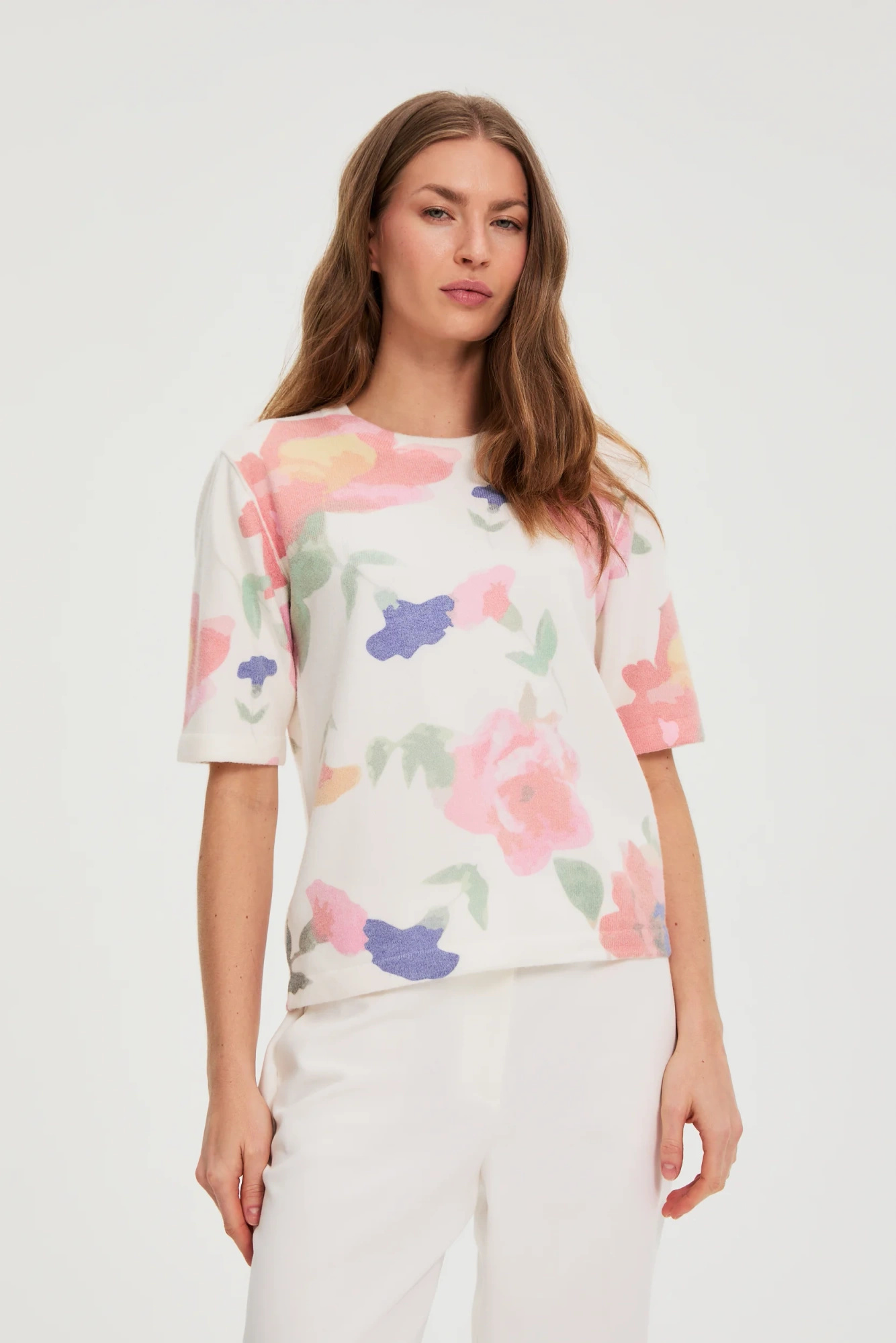 Sweter w kwiaty biały