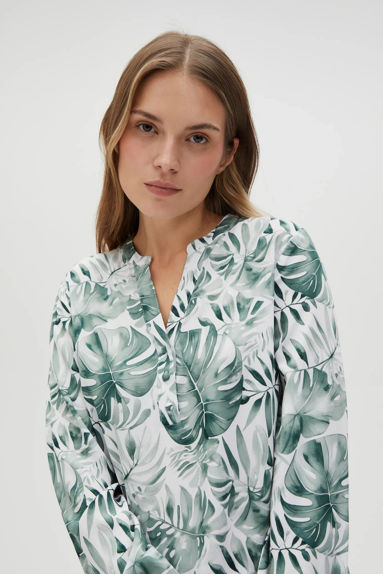 Wiskozowa koszula z tropikalnym wzorem oliwkowa