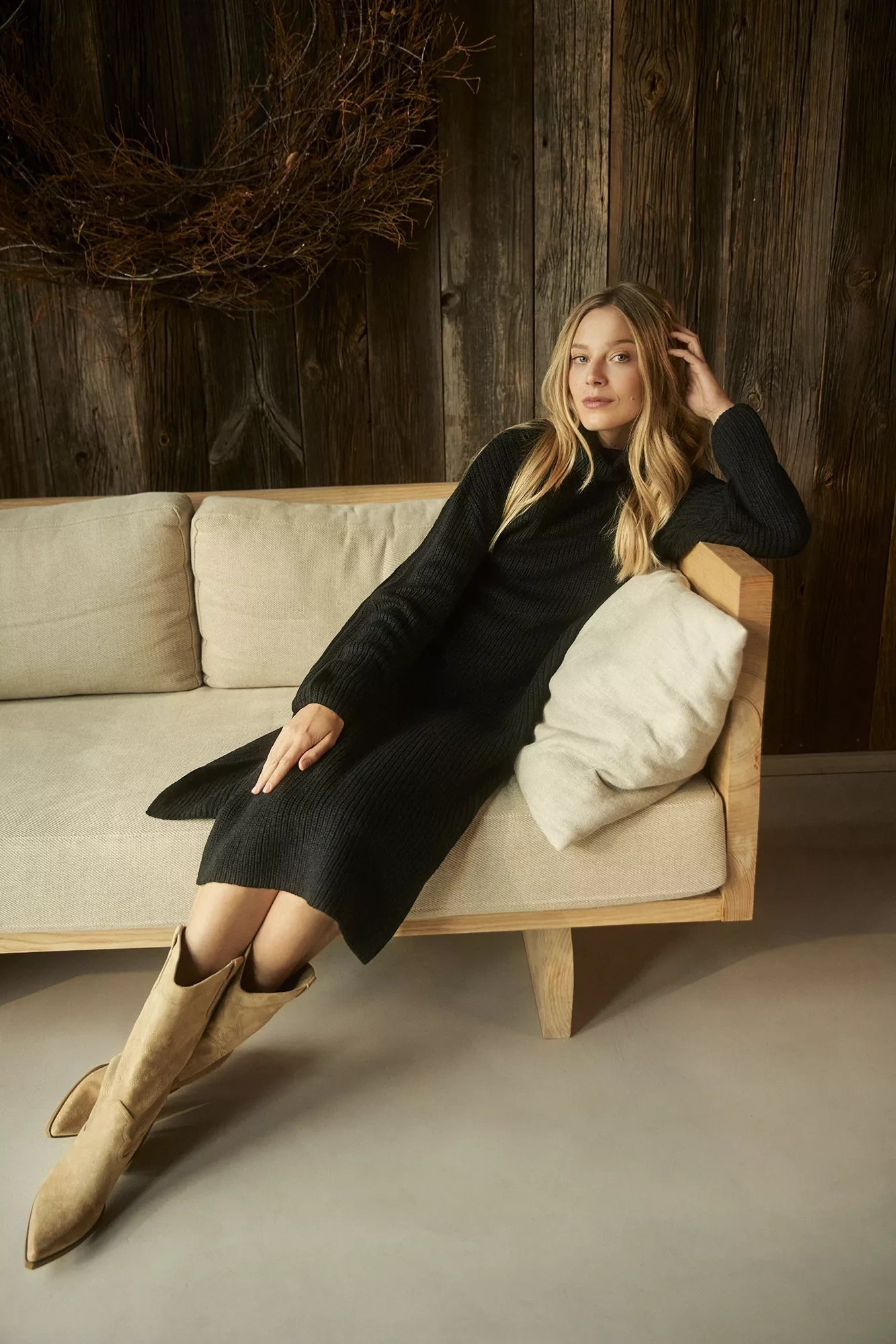 Swetrowa sukienka z golfem czarna