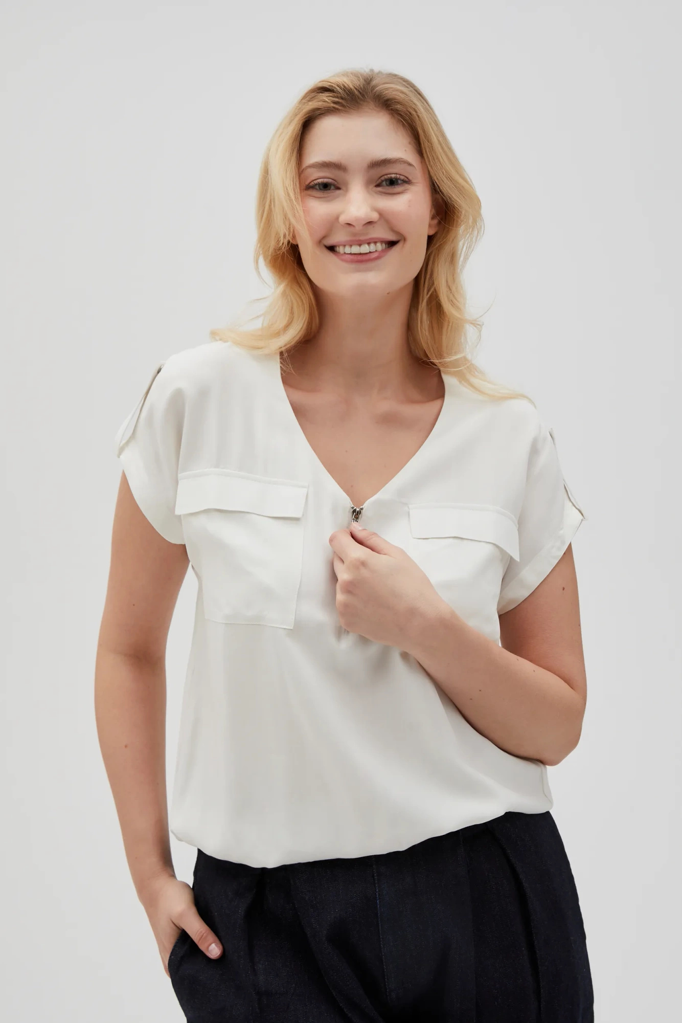 Wiskozowa koszula z dekoltem w serek biała