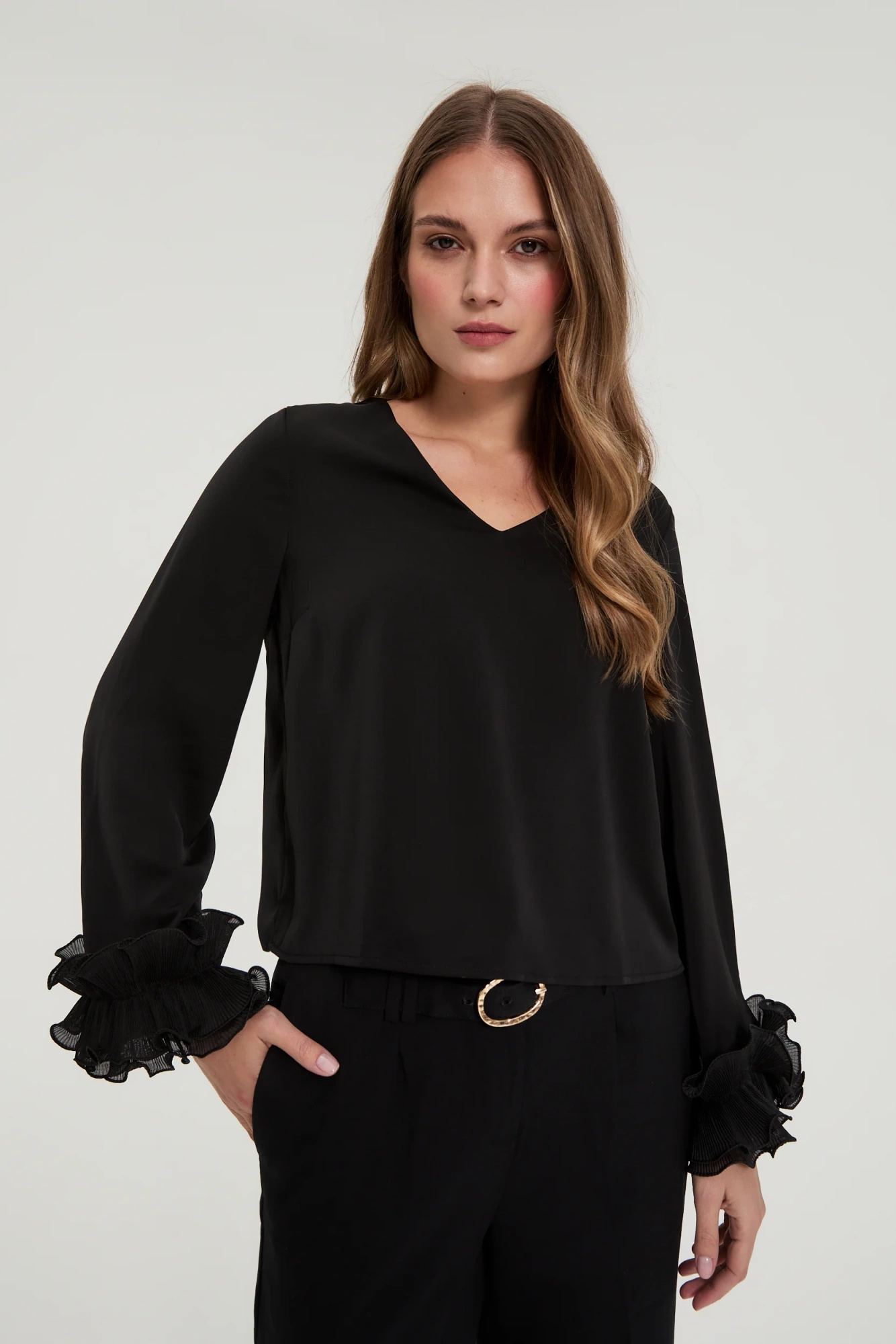 Koszula z falbanami na rękawach czarna