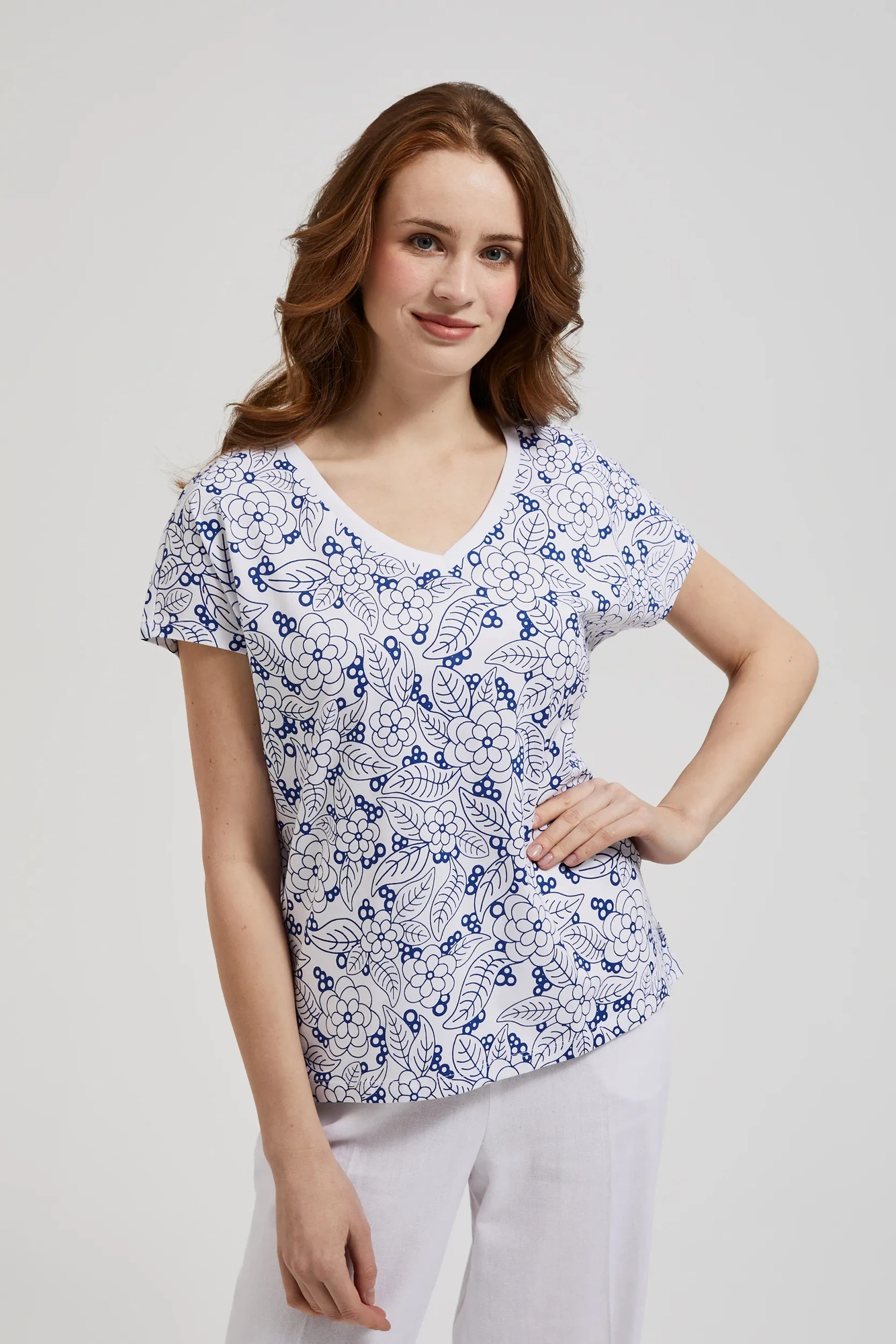 Bluzka biała w kwiatowy wzór z dekoltem w serek