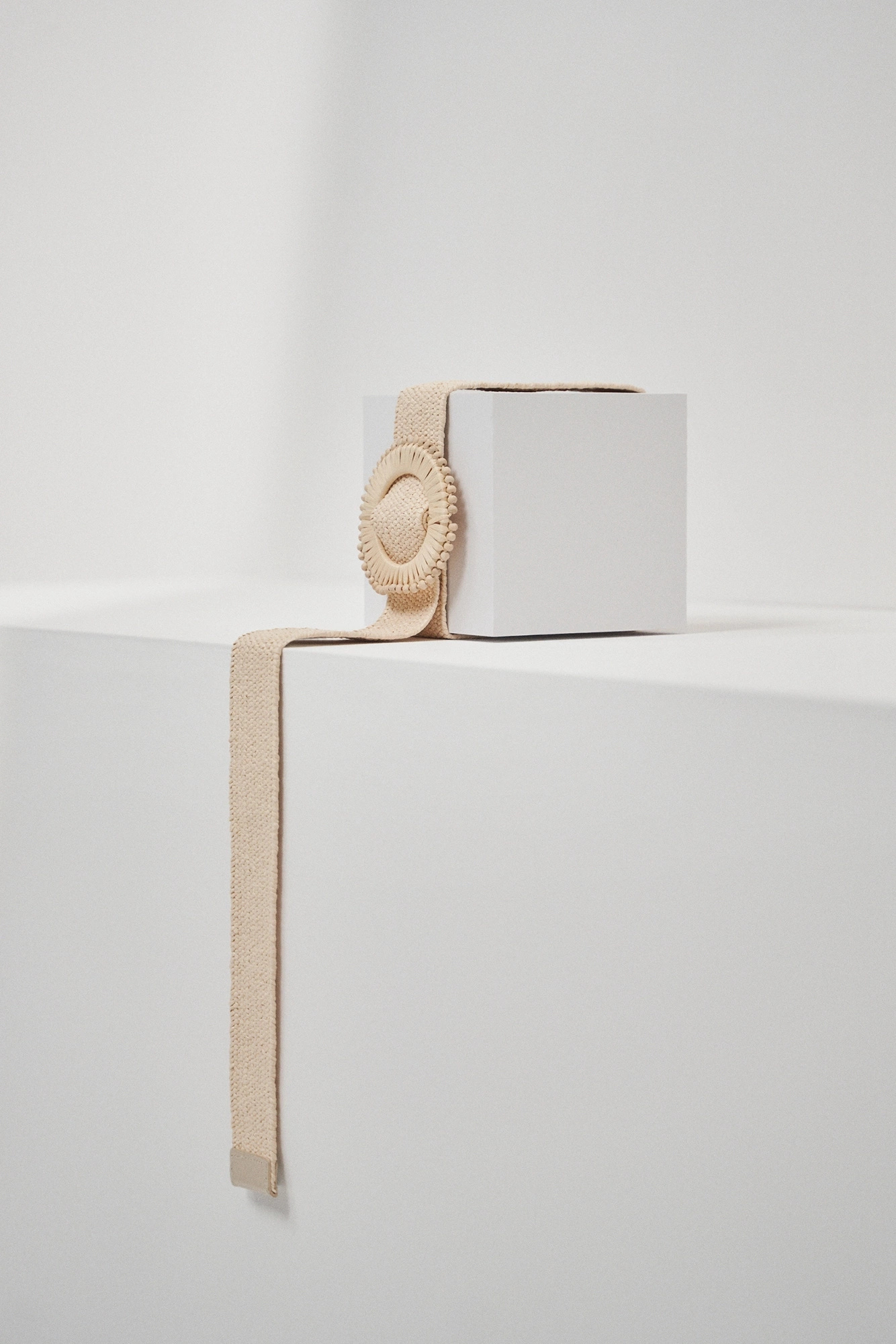 Pleciony pasek z okrągłą klamrą beżowy