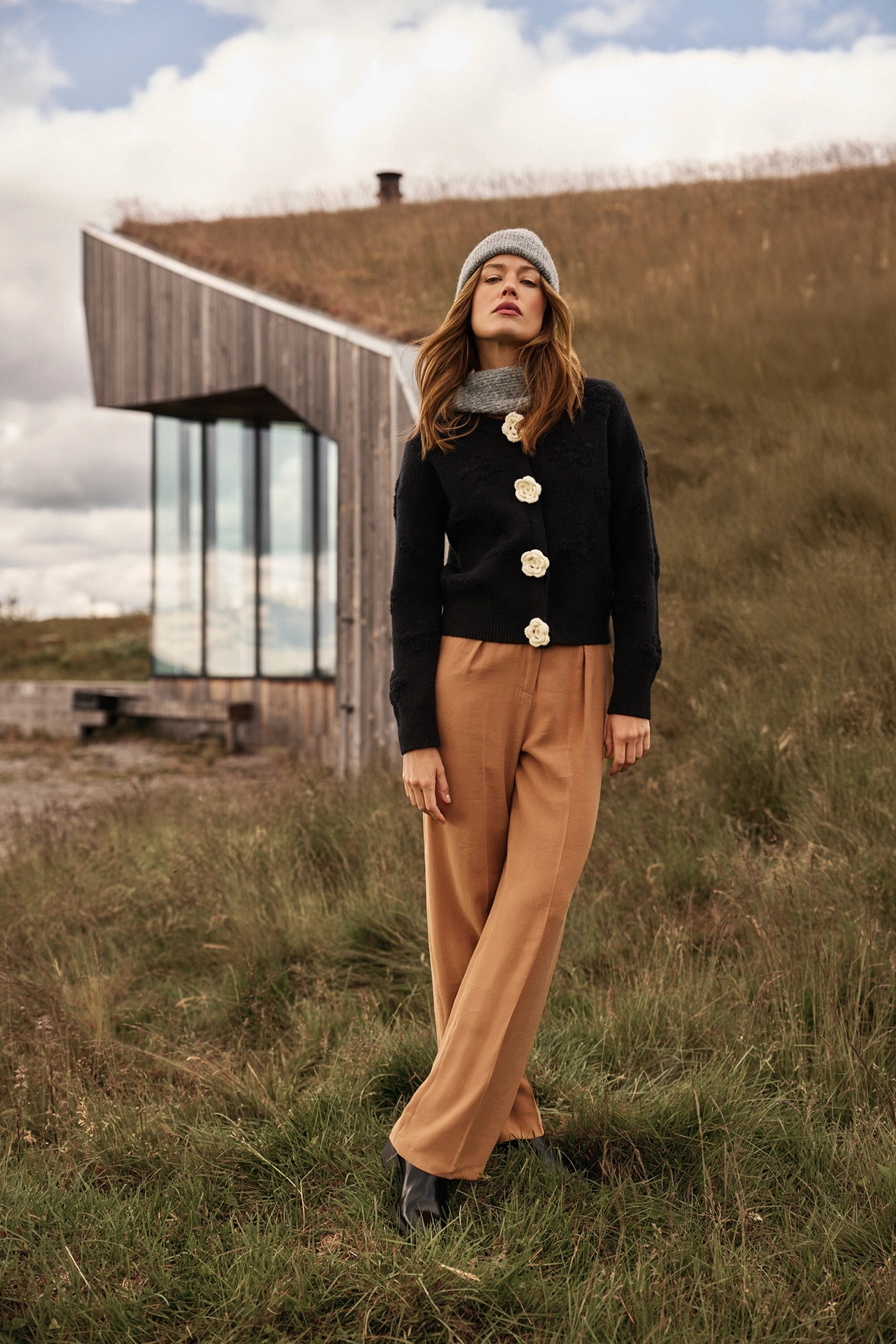 Kardigan z kwiatową aplikacją czarny