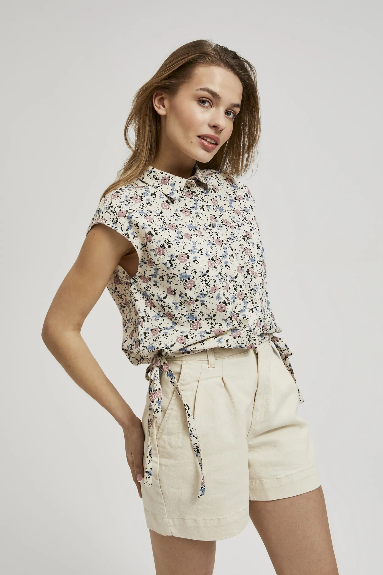 Koszula w kwiatki z kołnierzykiem i krótkimi rękawami beżowa