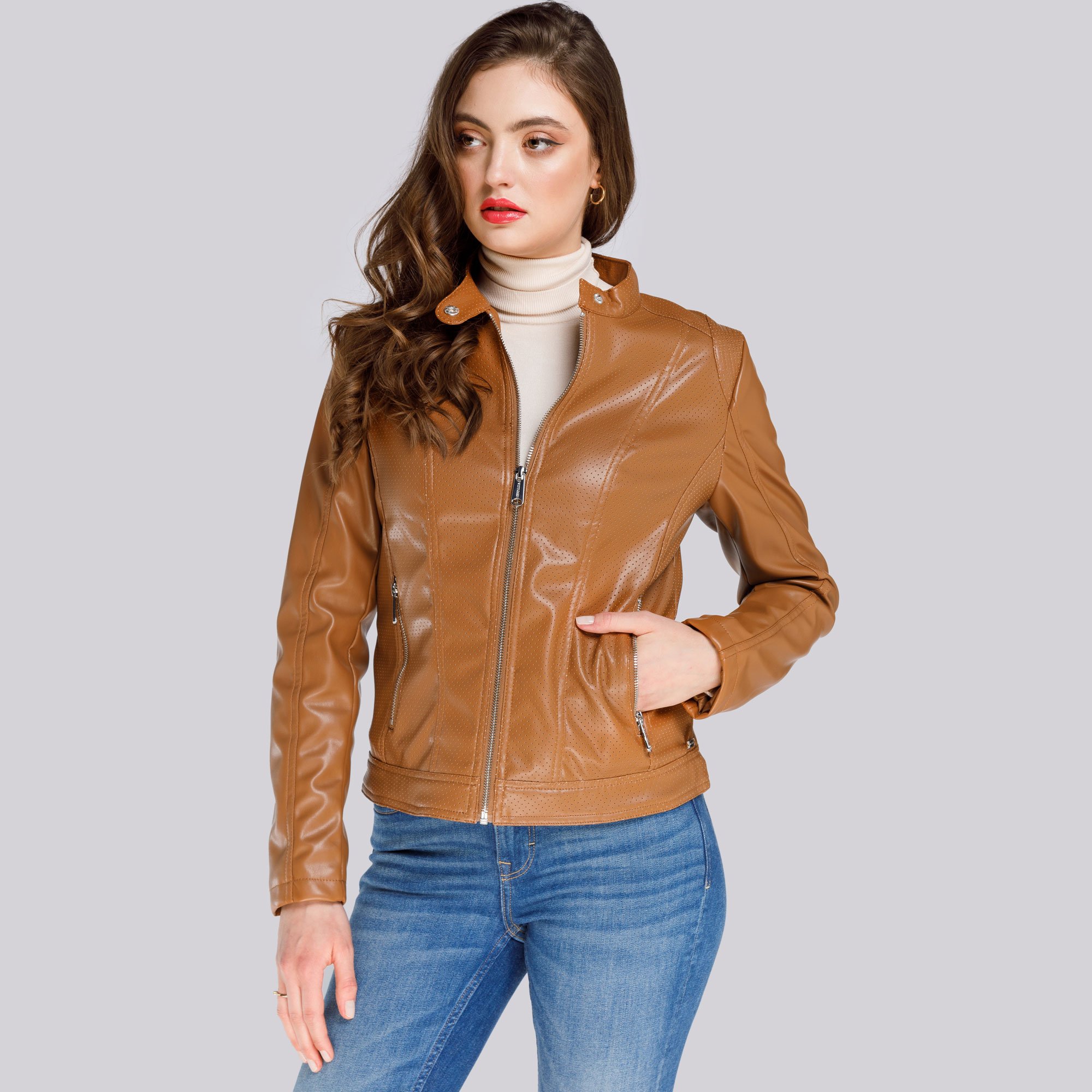 Damska kurtka z perforowanej ekoskóry brązowa