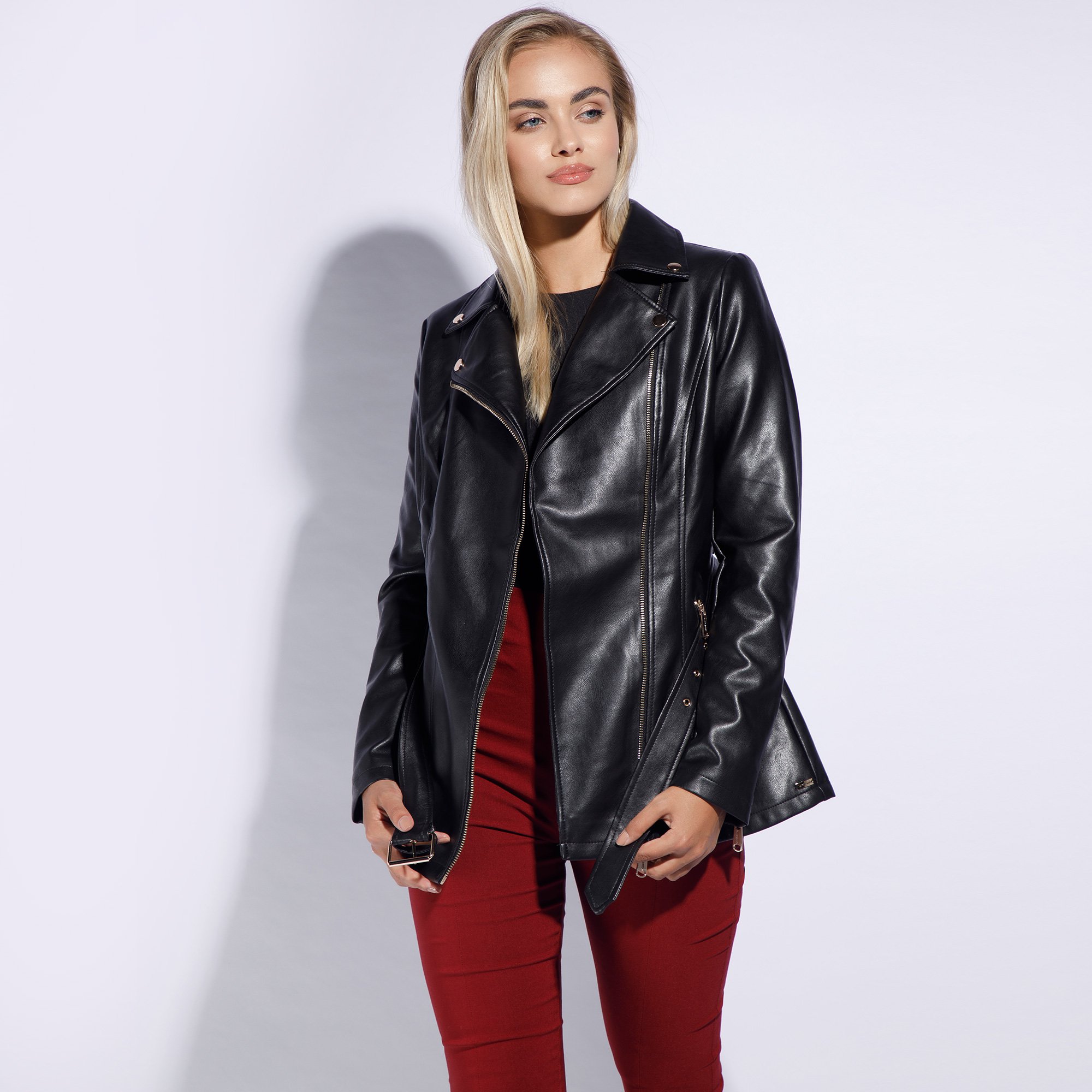 Damska ramoneska z ekoskóry długa z paskiem czarna