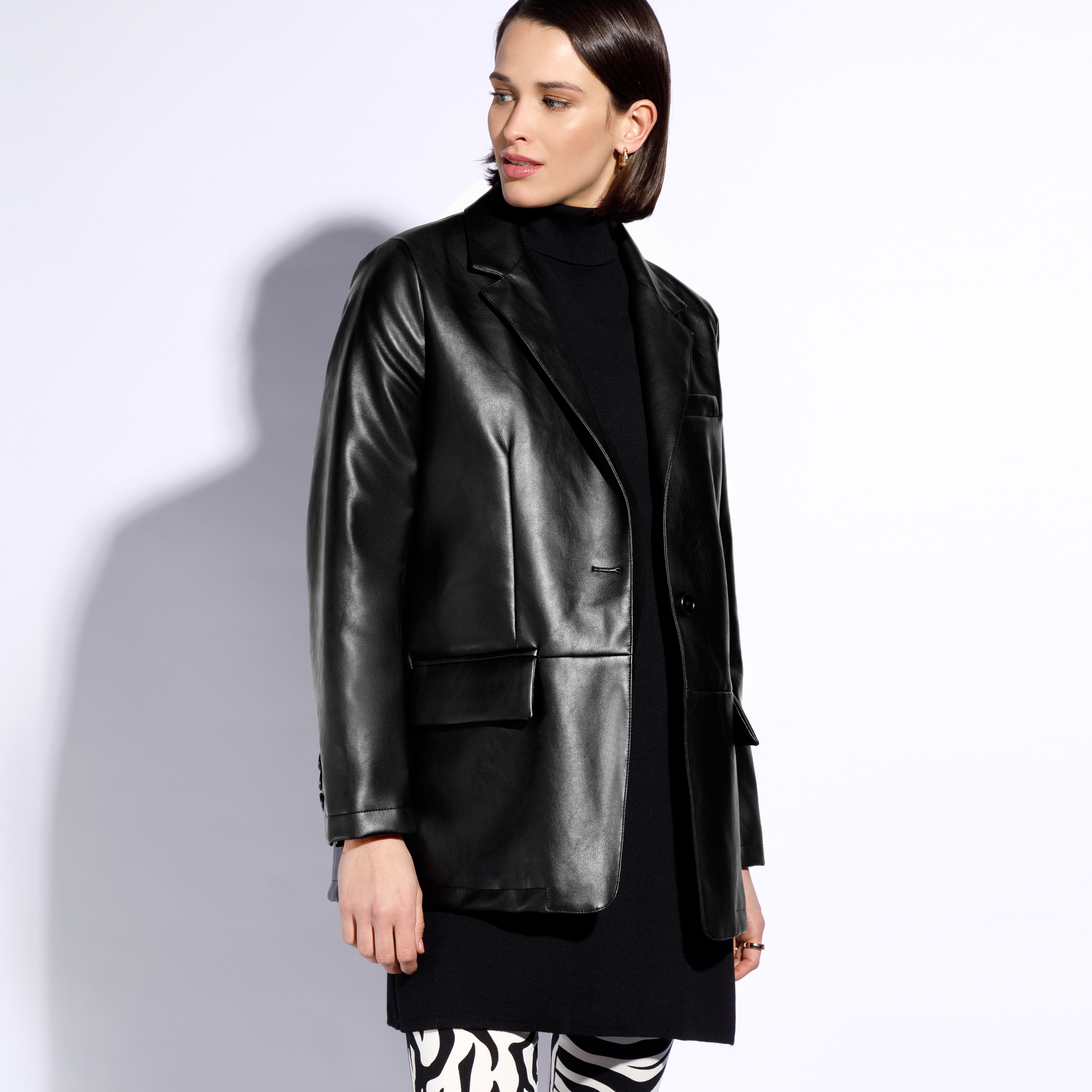 Damska marynarka z ekoskóry prosta czarna