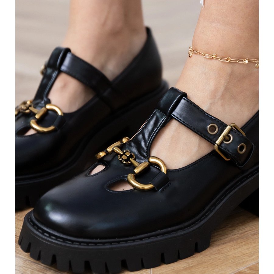 Czarne półbuty na grubej podeszwie ze złotą ozdobą