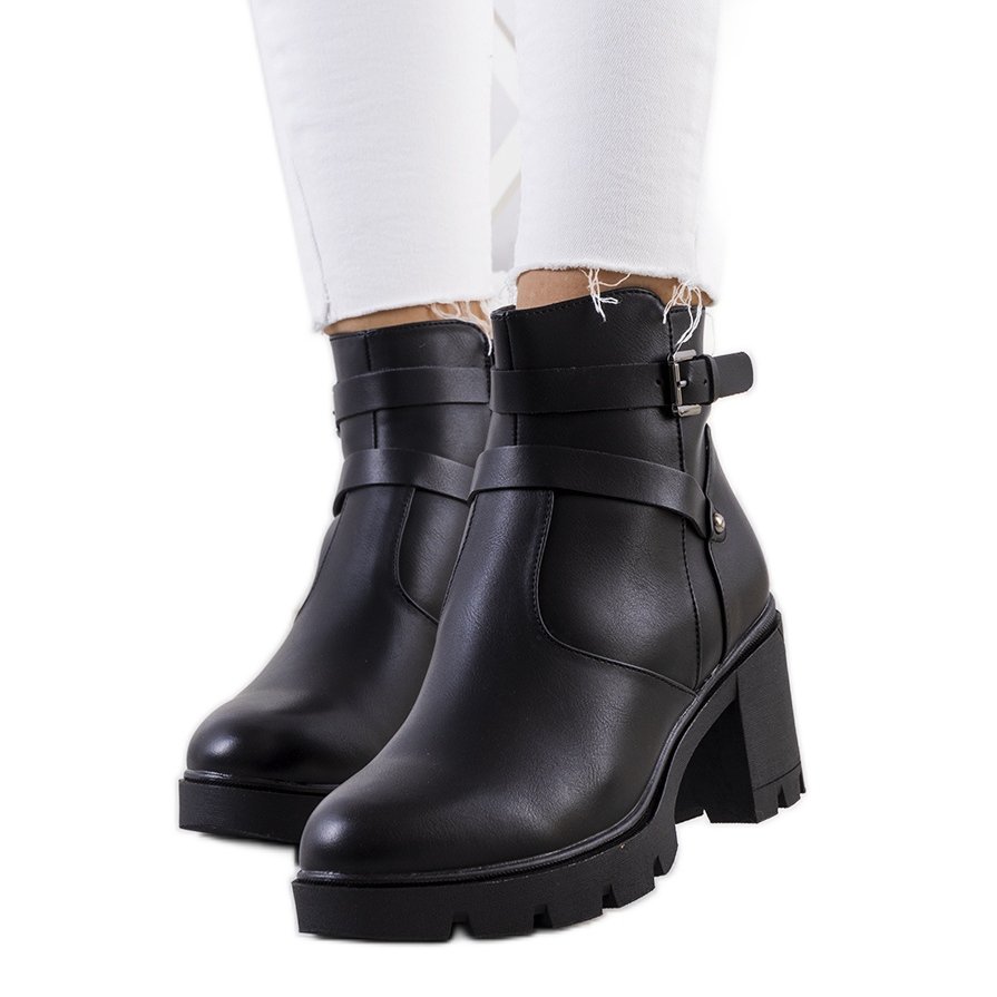 PA1 Czarne botki na traktorowej podeszwie Centret