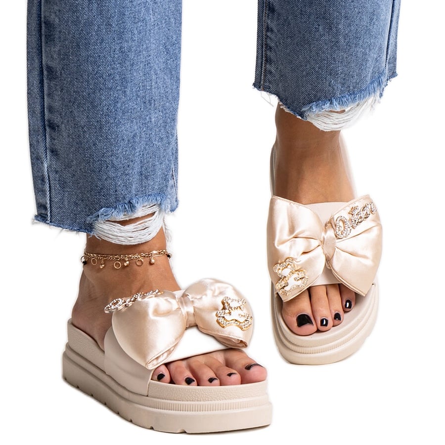 Beżowe masywne klapki z kokardą izsa beżowy