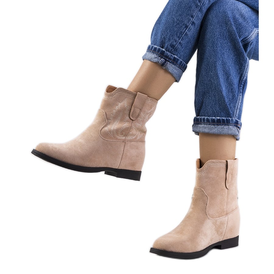 Beżowe botki na krytym koturnie Wolfpine beżowy