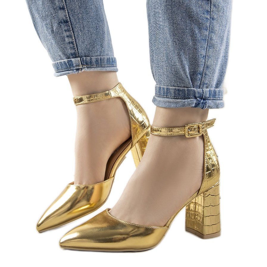 Złote czółenka na słupku Ayers złoty