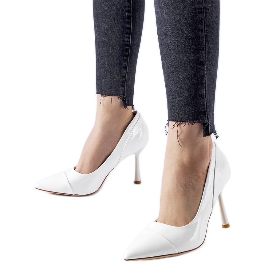 Białe lakierowane szpilki Inferiore