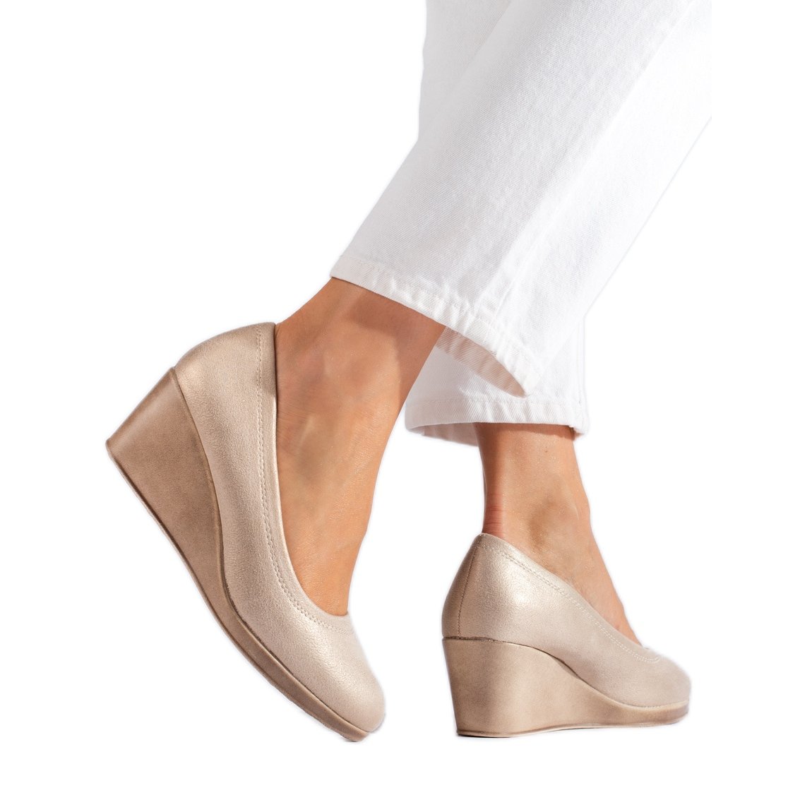 Czółenka damskie na koturnie Shelovet z połyskiem złoty