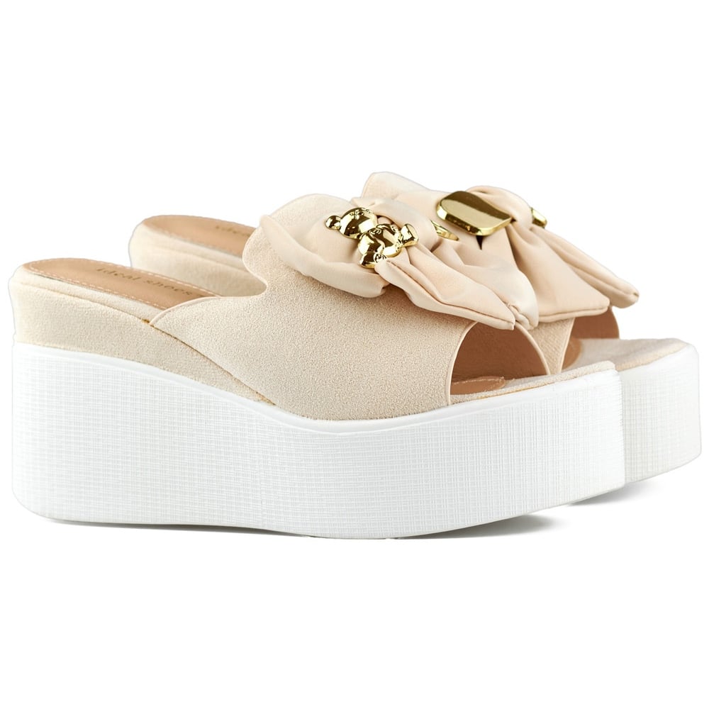 Beżowe klapki damskie z misiem i kokardą na koturnie beżowy