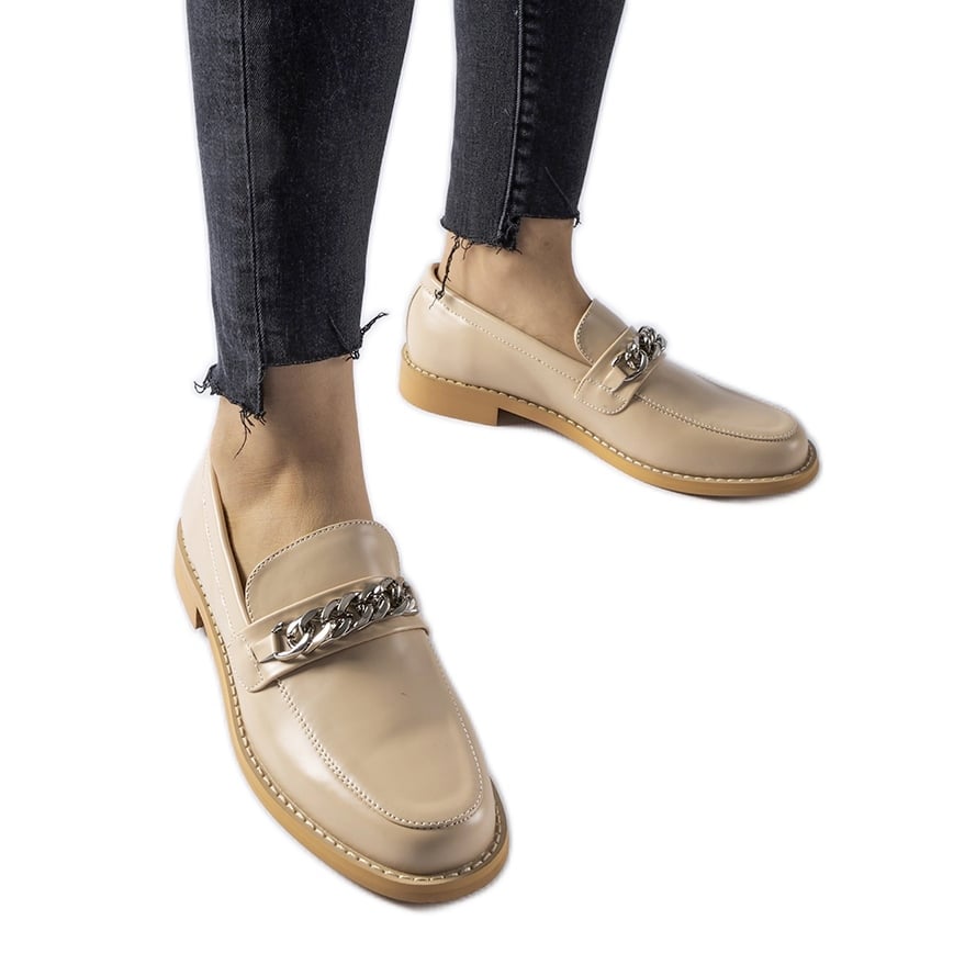 Beżowe mokasyny zdobione łańcuszkiem Center beżowy