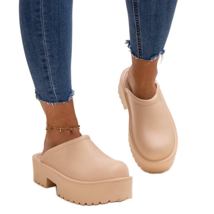 Beżowe klapki na masywnej podeszwie Hussa beżowy