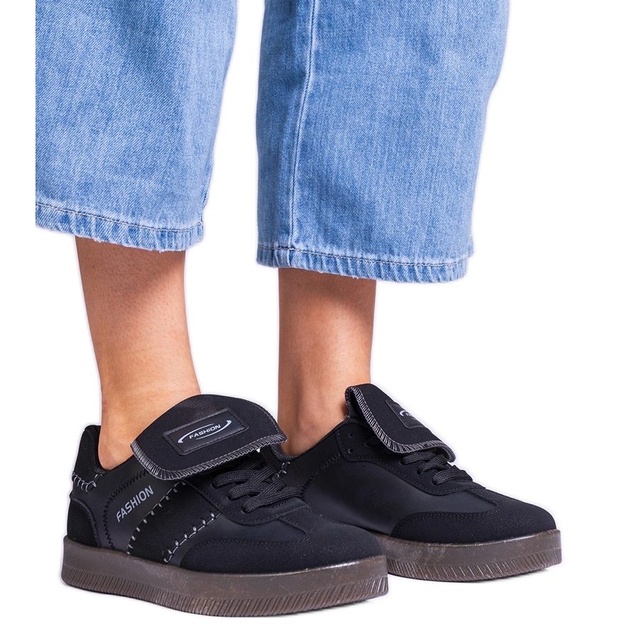 Czarne sneakersy na platformie z przeszyciami