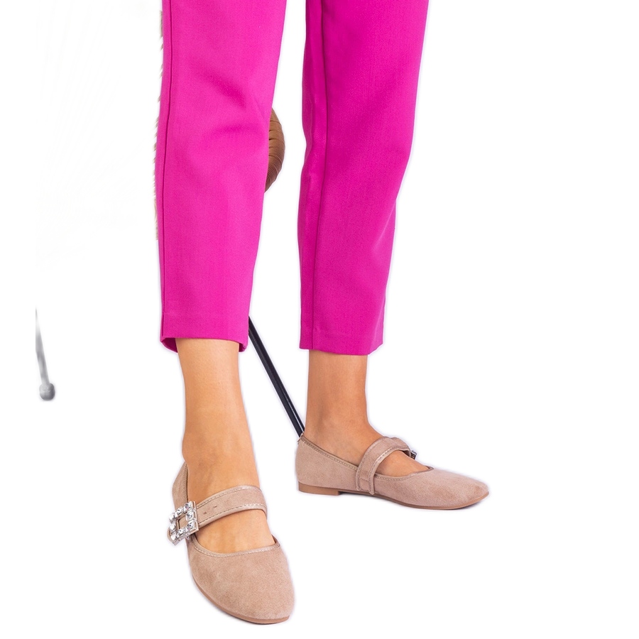 Beżowe balerinki zdobione klamrą z krysztalikami beżowy