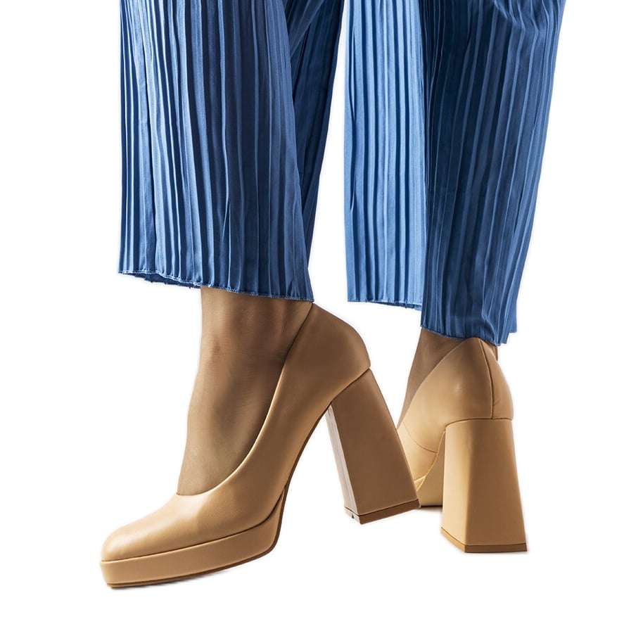 Beżowe czółenka na wysokim słupku Mailly beżowy